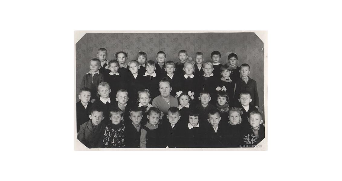 Учитель начальных классов К.Г. Усольцева с будущим выпуском КСШ-1978
