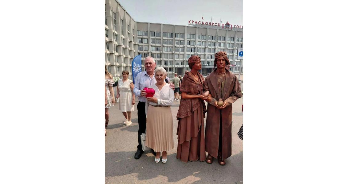 М.Я. и Г.М. Хомайко возле мэрии Красноярска. 08.07.2026