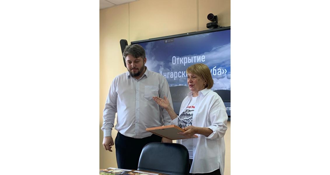 Л. Карнаухова вручает благодарственное письмо Е. Смирнову